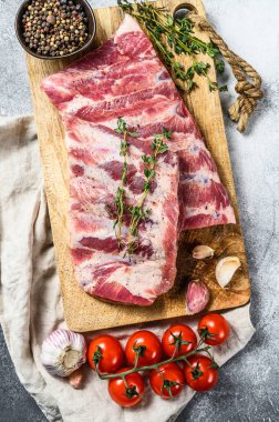 Biberiye, biber ve sarımsaklı çiğ biftek. Gri arka plan. Üst görünüm.