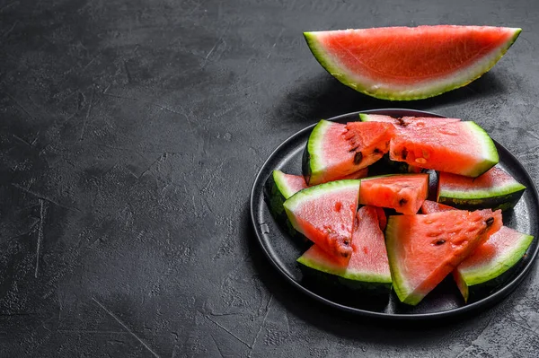 Scheiben Reife Wassermelone Einem Teller Auf Dunklem Hintergrund Raum Für — Stockfoto