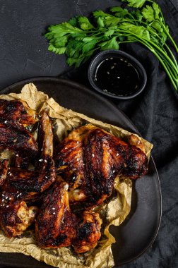 Tavuk kanadı. Çiftlik organik kümes hayvanları. Üst Manzara. Siyah arkaplan.