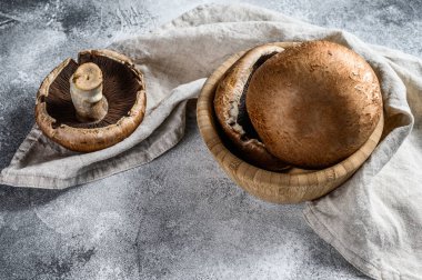 Taze Portobello. Orman mantarları. Gri arka plan. Üst görünüm.