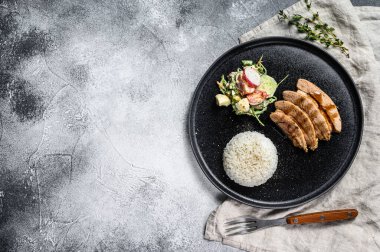 Izgara hindi göğsü ve yanında pilav. Gri arka plan. Üst Manzara. Metin için boşluk.