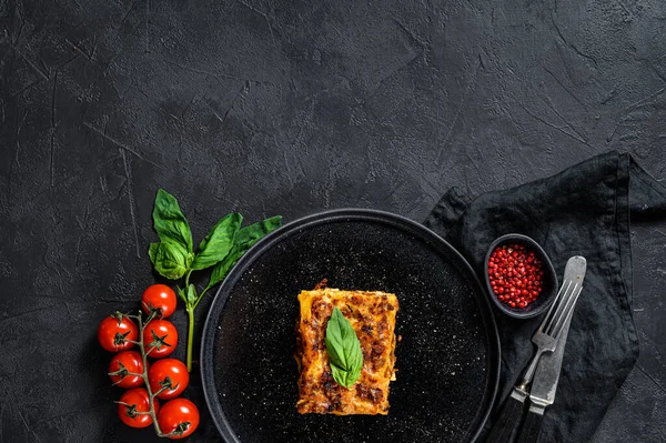 おいしいホットラザニアのピース 伝統的なイタリア料理 黒の背景 最上階だ テキストのスペース — ストック写真