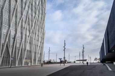 Yoğun bir şehir sokağı, modern evler ve gökdelenler. 03.01.2020 Barcelona, İspanya.