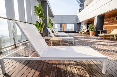 Çatıda yüzme havuzu ve gökdelenlerin güzel şehir manzarası. - Evet. Birinci sınıf otel. 03.01.2020 Barcelona, İspanya.