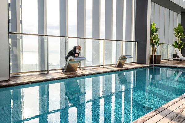 Bazén Střeše Krásným Výhledem Město Mrakodrapy Premium Hotel 2020 Barcelona — Stock fotografie