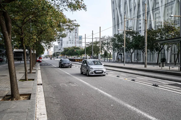 Uma Movimentada Rua Cidade Com Carros Pessoas Casas Modernas Arranha — Fotografia de Stock