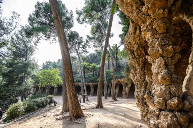 Mimar Antoni Gaudi 'nin Park Guell' i. Tasarlanmış evler, turistler. 03.01.2020 Barcelona, İspanya.