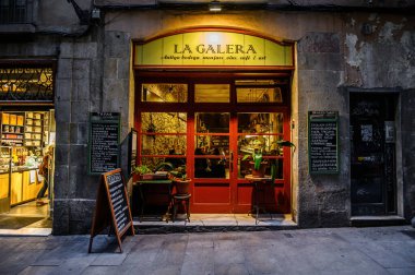 Şehir merkezinde insanlarla dolu bir restoranın gösterisi, akşam ışığı. 03.01.2020 Barcelona, İspanya.