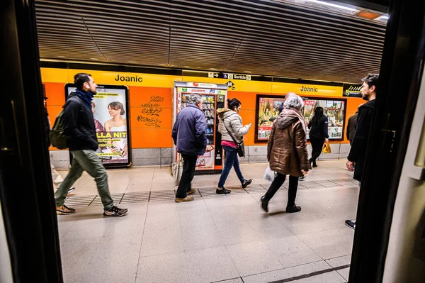 Zug Mit Fahrgästen Auf Dem Bahnsteig Menschen Auf Dem Bahnsteig — Stockfoto