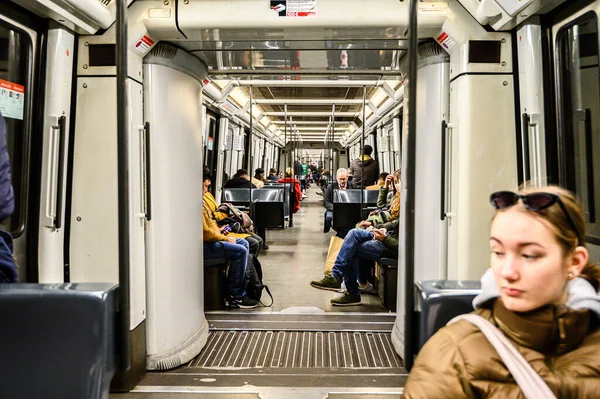 Zug Mit Fahrgästen Auf Dem Bahnsteig Menschen Zug 2020 Barcelona — Stockfoto