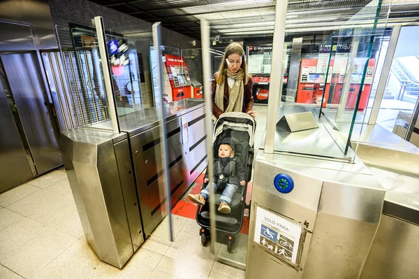 Drehkreuze Der Bahn Fahrkartenautomat 2020 Barcelona Spanien — Stockfoto