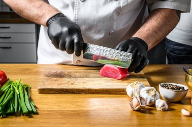 Japon saşimi şef bıçağı, Tartar pişirmek için çiğ ton balığı dilimle..