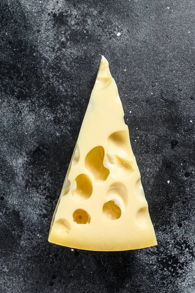 Маасдам Дырками Молочно Желтый Треугольник Чёрный Фон Вид Сверху — стоковое фото
