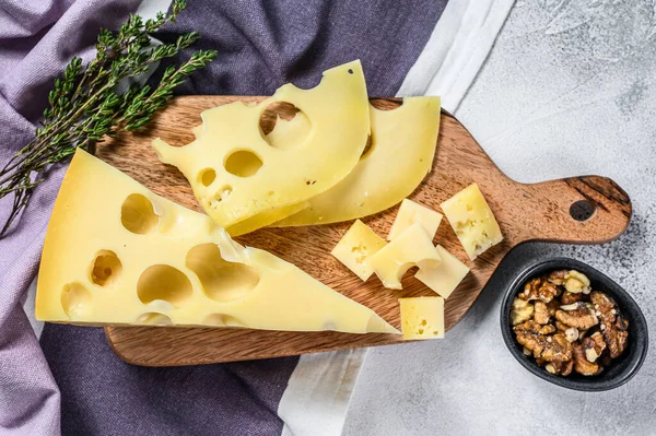 Sýr Maasdam Otvory Mléčně Žlutý Trojúhelník Šedé Pozadí Horní Pohled — Stock fotografie