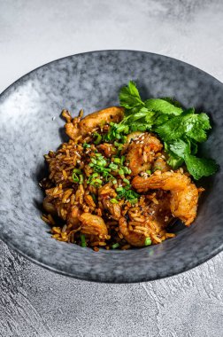 Baharatlı soslu kızarmış pirinç ve karides, karides. Beyaz arka plan. Üst görünüm.