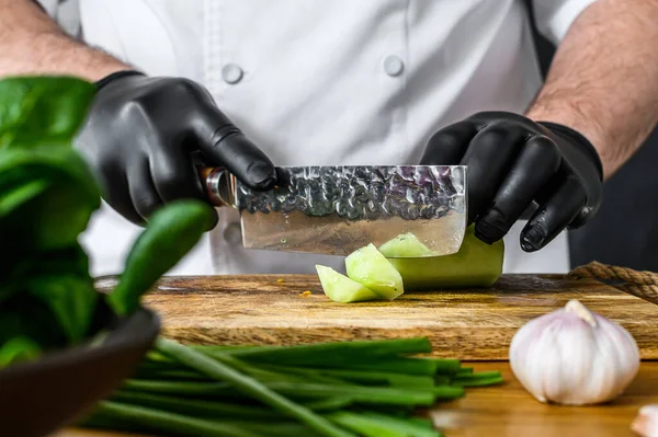 Chef Gants Noirs Tranche Concombre Vert Frais Sur Une Planche — Photo