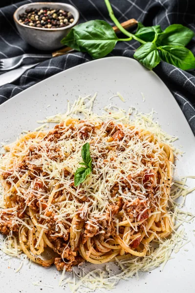 Traditional Italian Spahgetti Bolognaise Bolognese Pasta Noodles Basil Minced Beef — Stock Photo, Image