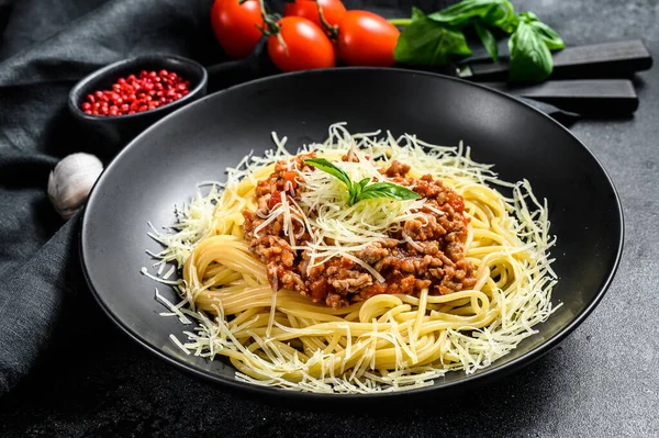 Macarrão Espaguete Italiano Com Molho Tomate Queijo Parmesão Manjericão Fundo — Fotografia de Stock