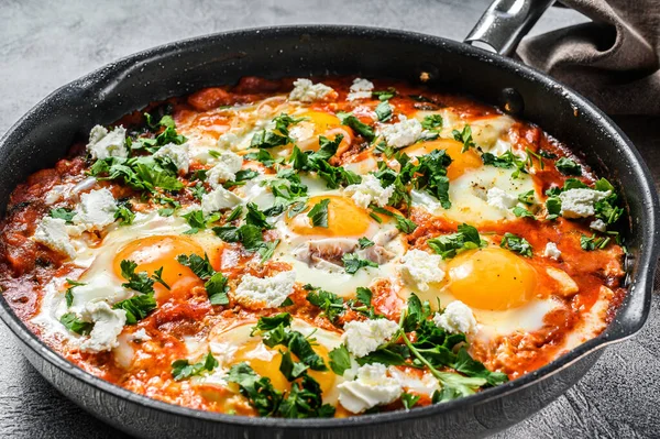 Házi Készítésű Shakshuka Tükörtojás Hagyma Harangbors Paradicsom Petrezselyem Serpenyőben Szürke — Stock Fotó