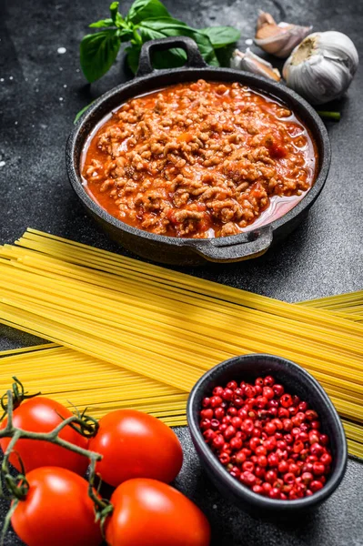 Conceito Cozinhar Espaguete Massas Com Tomate Molho Bolonhesa Queijo Manjericão — Fotografia de Stock