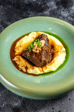 Yanında patates püresi ile sığır filetosu bifteği. Siyah arka plan. Üst görünüm.