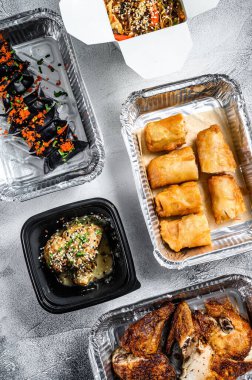Lezzetli yemekleri olan farklı kaplar. Teslimat servisi. Asya mutfağı, börek, börek, Çin yemeği, Pekin ördeği. Beyaz arka plan. Üst görünüm