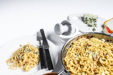 Krem peynirli ve cevizli spagetti ezmesi. İtalyan Evi yemek yaptı. Lezzetli bir vejetaryen yemeği için konsept. Beyaz arka plan. Üst Manzara. Boşluğu kopyala.