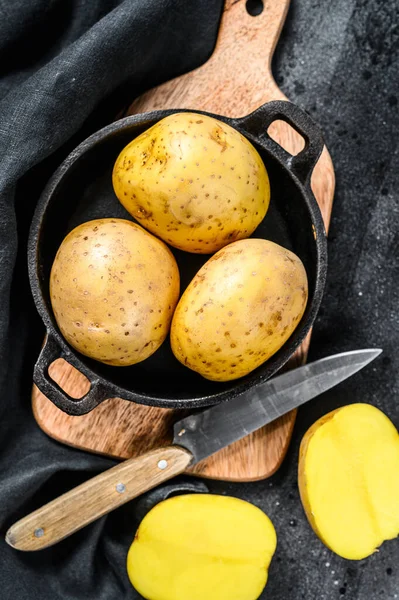 Bio Kartoffeln Einer Pfanne Schwarzer Hintergrund Ansicht Von Oben — Stockfoto