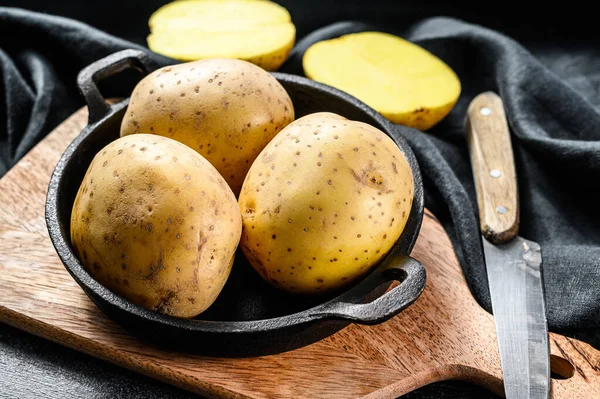 Rezept Für Bratkartoffeln Gelbe Bio Kartoffeln Der Pfanne Schwarzer Hintergrund — Stockfoto