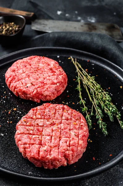 Rohe Burger Schnitzel Bio Hackfleisch Schwarzer Hintergrund Ansicht Von Oben — Stockfoto