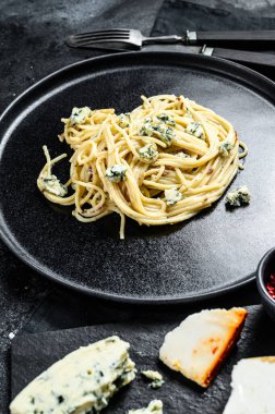 Mavi Gorgonzola peynirli spagetti makarna. Siyah arka plan. Üst görünüm