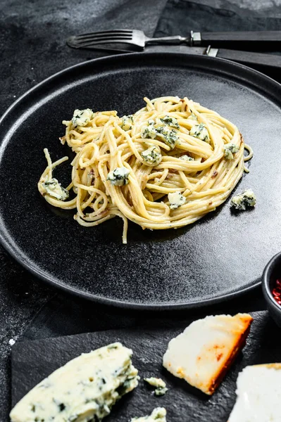 Pasta Espaguetis Con Salsa Queso Gorgonzola Azul Fondo Negro Vista —  Fotos de Stock