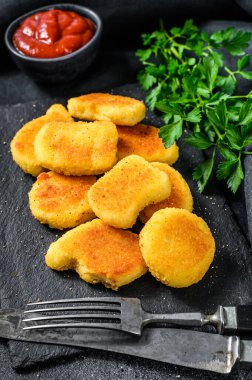 Ev yapımı çıtır tavuk nuggetları. Karanlık arka plan. Üst görünüm.