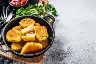 Ev yapımı tavuk nugget ve tavada ketçap sosu. Gri arka plan. Üst Manzara. Boşluğu kopyala.