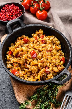 Sebzeli ve yumurtalı pilav. Çin mutfağı. Siyah arka plan. Üst görünüm.