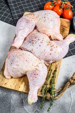 Taze çiğ tavuk butları, baharatlı bacaklar, yemek pişirme. Gri arka plan. Üst Manzara. Boşluğu kopyala.
