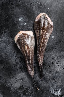 Başı olmayan çiğ maymunbalığı. Siyah arka plan. Üst görünüm.