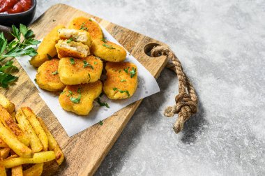 Ev yapımı kızarmış tavuk nugget ve patates kızartması. Gri arka plan. Üst Manzara. Boşluğu kopyala.