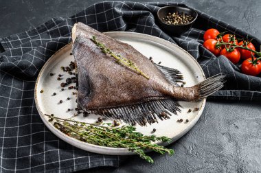 Pembe biber ve kekik ile John Dory balığı. Siyah arka plan. Üst görünüm.