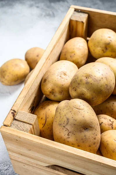 Rohe Gelbe Bio Kartoffeln Einer Holzkiste Grauer Hintergrund Ansicht Von — Stockfoto