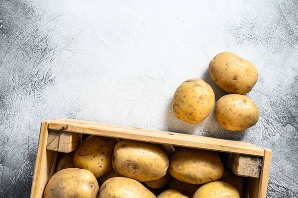 Πρώτες Κίτρινες Βιολογικές Πατάτες Ξύλινο Κουτί Γκρι Φόντο Στο Πάνω — Φωτογραφία Αρχείου