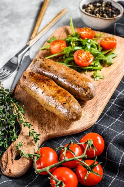 Barbecue Gegrilde Varkensworst Met Een Bijgerecht Van Tomatensalade Arugula Grijze — Stockfoto