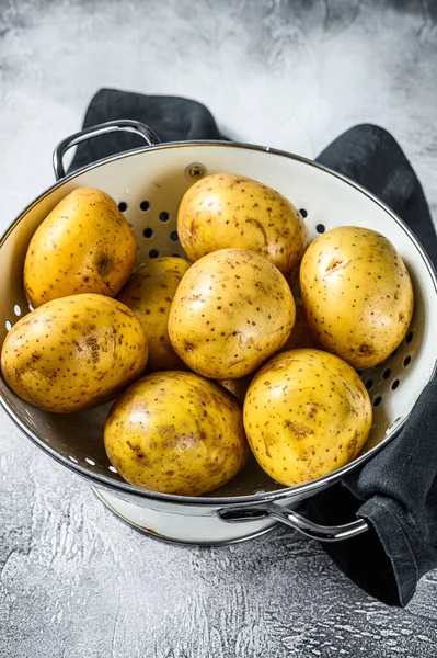 Ακατέργαστες Πατάτες Σουρωτήρι Γκρι Φόντο Άνω Όψη — Φωτογραφία Αρχείου