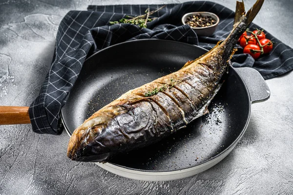 Coda Gialla Forno Ricciola Giapponese Una Padella Sfondo Grigio Vista — Foto Stock