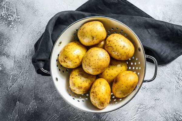 Roh Gewaschene Kartoffeln Sieb Grauer Hintergrund Ansicht Von Oben — Stockfoto