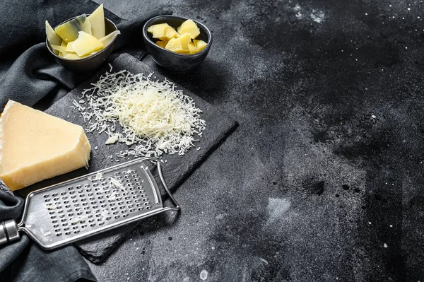 Stücke Parmigiano Reggiano Hartkäse Schneiden Schneiden Reiben Schwarzer Hintergrund Ansicht — Stockfoto