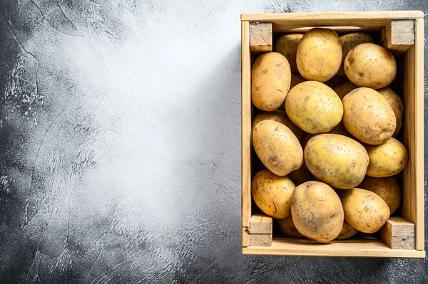 Rohe Kartoffeln Einer Alten Holzkiste Auf Einem Tisch Grauer Hintergrund — Stockfoto