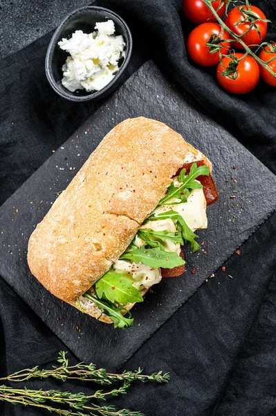 Sandwich Met Verse Camembert Kaas Perenmarmelade Ricotta Arugula Zwarte Achtergrond — Stockfoto