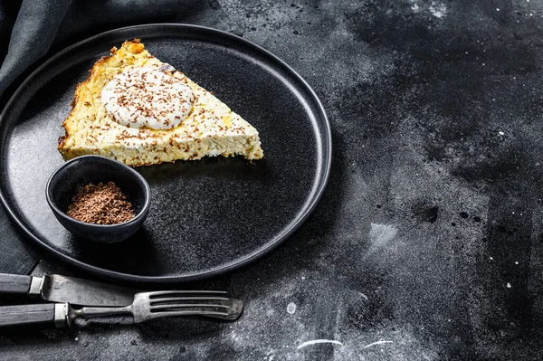 Organik süzme peynirden yapılmış lor güveci. Siyah arka plan. Üst Manzara. Boşluğu kopyala.