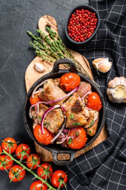Tavada soğan ve domatesli domuz şiş kebap. Izgara et. Siyah arka plan. Üst görünüm.
